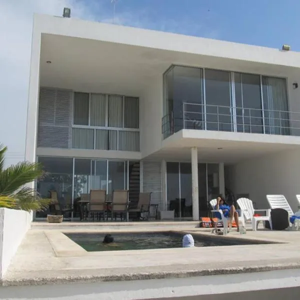 Designer´s House Beach Front Superb Ocean View Hi Speed WiFi, hotel in Telchac