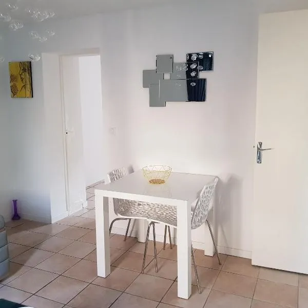 Jolie appartement moderne à Roanne, hôtel à Roanne