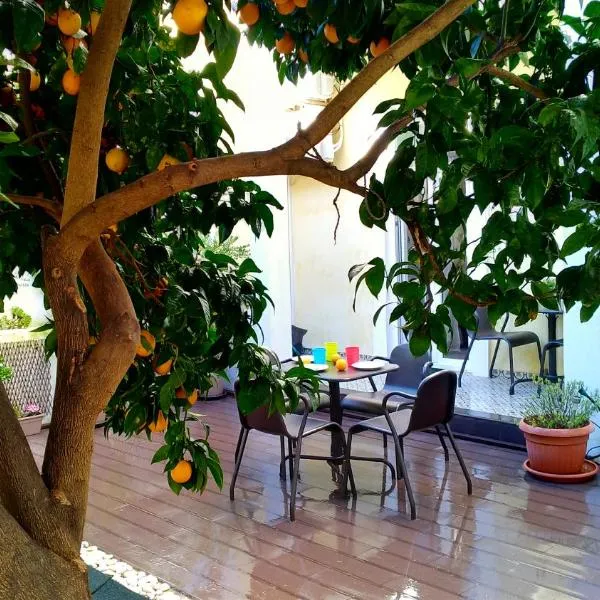 Sunny orange garden apartment in central Lisbon