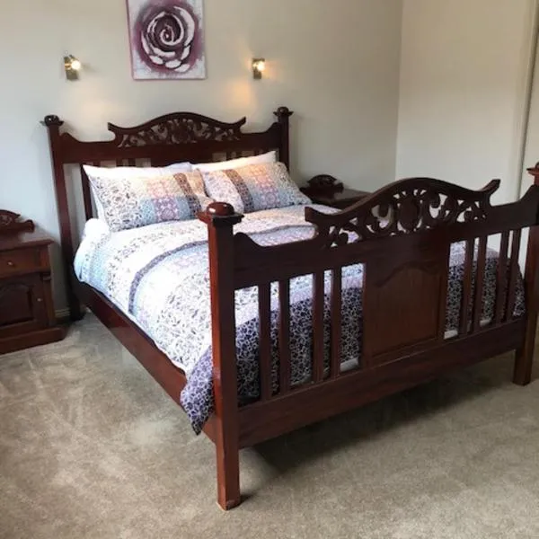 Central executive 3br townhouse 50m to dean street, hotel v destinaci Albury