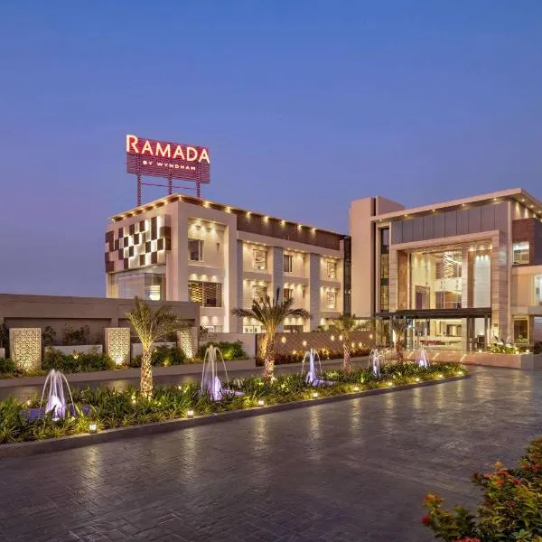 Ramada by Wyndham Gandhidham Shinay, hotel di Khari Rohar