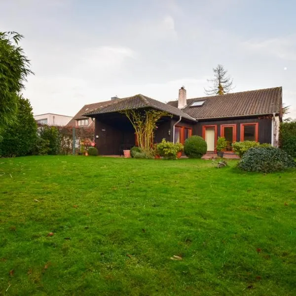 Tolstov House - 6 Room Villa with Garden - 15 Min Messe DUS & Airport DUS, hotel a Meerbusch