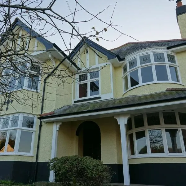 The Old Sea Captain's House, Aberporth、アベルポルスのホテル