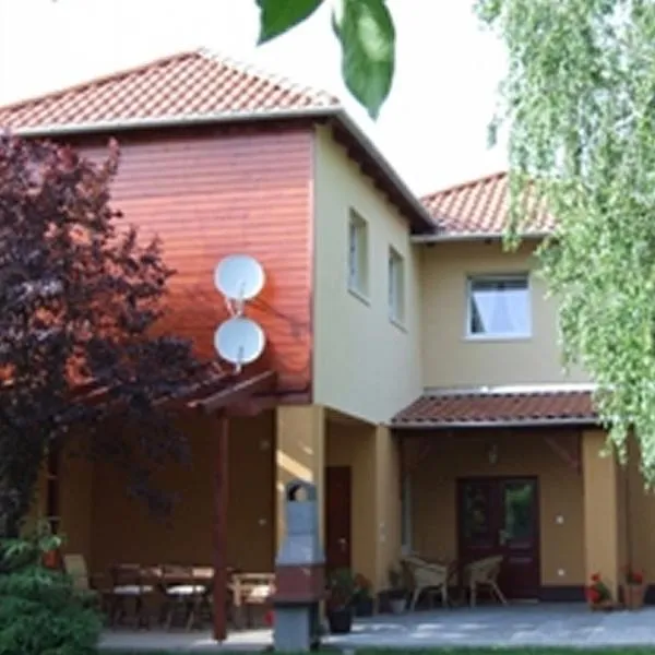 Ilona Apartmanház, hotel v destinaci Komárom