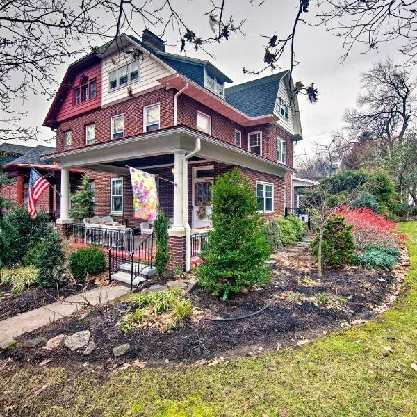 2 Mi to Reading Pagoda Spacious Home with Deck!, hotel v destinaci Reading