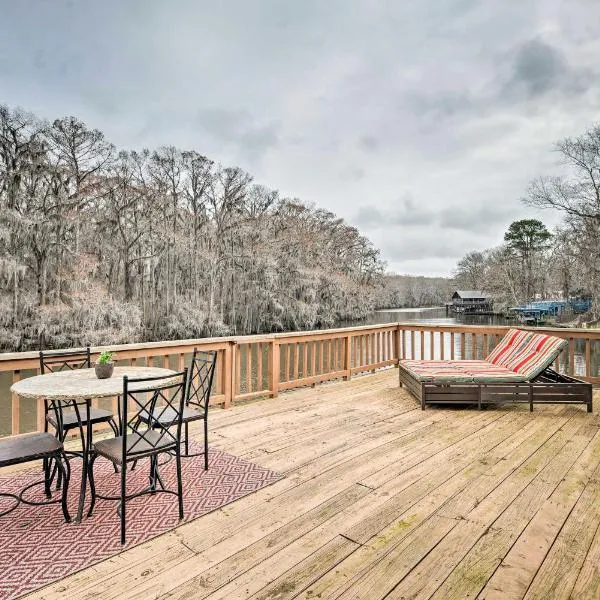 Waterfront Karnack Home with Boathouse and Deck!, hotel en Jefferson