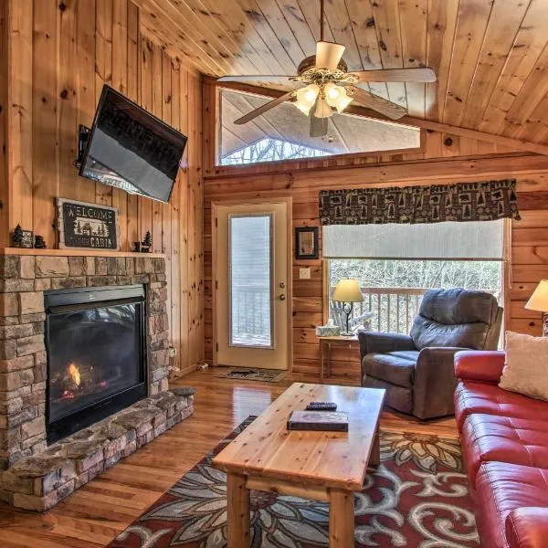 Hidden Springs Cabin w/ Hot Tub, 2 Mi to Dollywood, Hotel in Sevierville