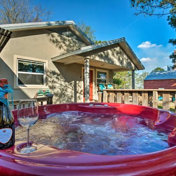 Broken Bow Cottage with Deck, Hot Tub and Fire Pit!, hotel in Broken Bow