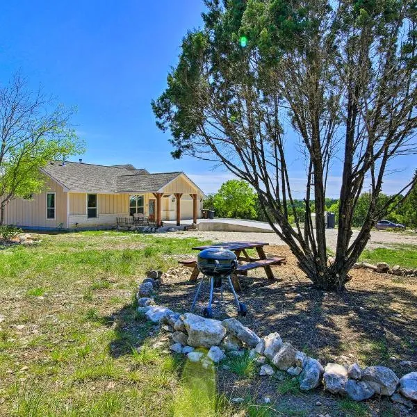 Hill Country Casita with Patio 13 Mi to Dtwn Boerne, hotel in Kreutzberg