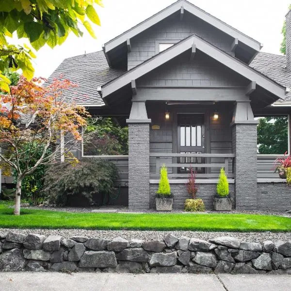 Updated Tacoma Home with Patio 3 Mi to Downtown, hotel in Tacoma