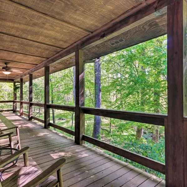 Creekside Marietta Cabin Retreat with Fire Pit!, hotel a Lakemont