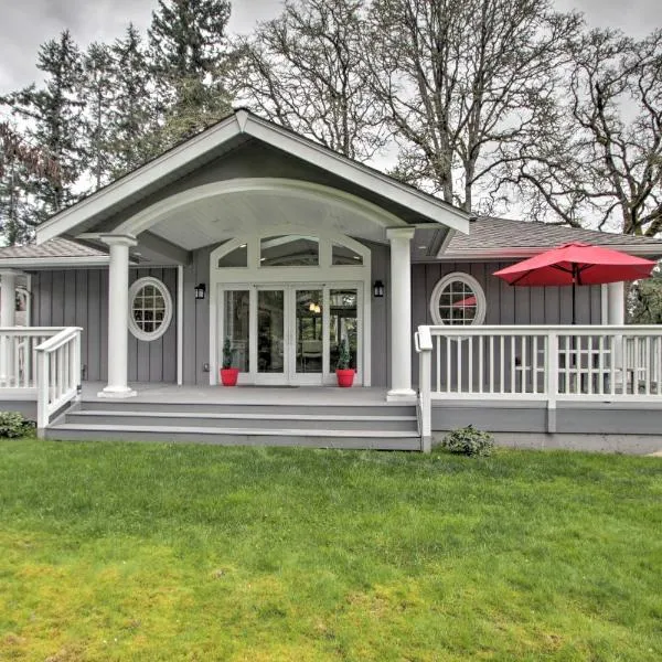 Contemporary Tacoma Cottage with Deck and Pond!, hotel v destinaci Tacoma
