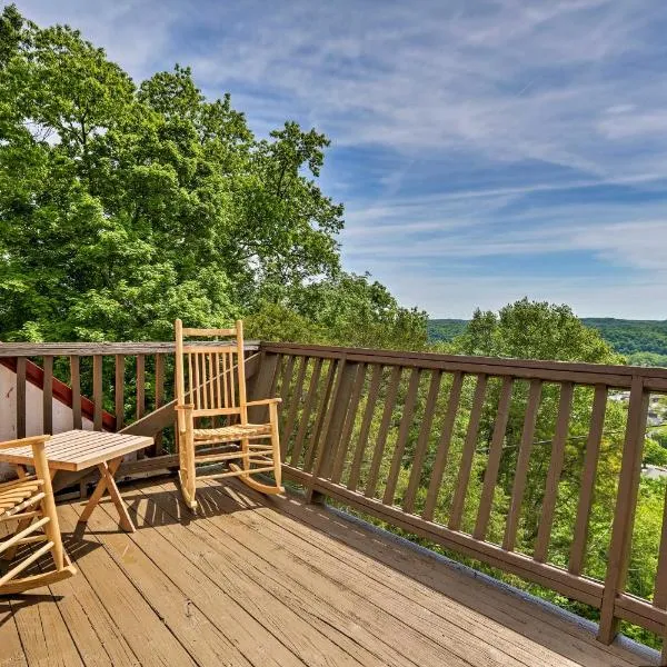 Burkesville Apt with Deck, Views and Pool Access!, hôtel à Burkesville