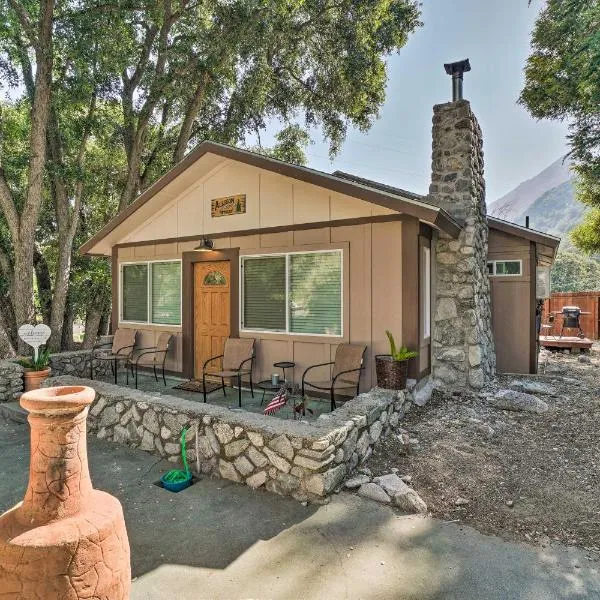 Cozy Cottage with Grill - 5 Mi to Mt Baldy Resort!, hotel v destinaci Wrightwood