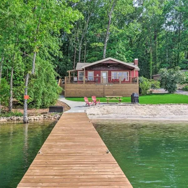 Waterfront Lake Martin Home with Grill and Beach!, hotel v destinaci Eclectic