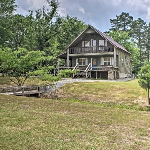 Guntersville Cabin with Fire Pit and Covered Porch, khách sạn ở Guntersville