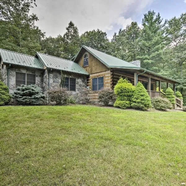 Creekside Berkeley Springs Cabin on 35 Acres!, hotel in Berkeley Springs