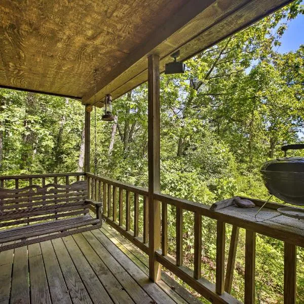 Secluded Studio with Deck about 8 Miles to Beaver Lake!, hotel in Eureka Springs