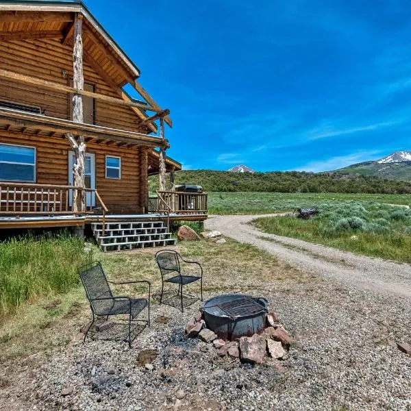 Cabin with Fire Pit, Views and BBQ 18 Mi to Moab!, hotel en Old La Sal