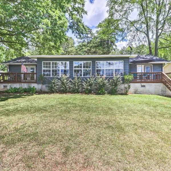 Waterfront Lake Sinclair Home with Boat Dock!, hotel v destinaci Milledgeville