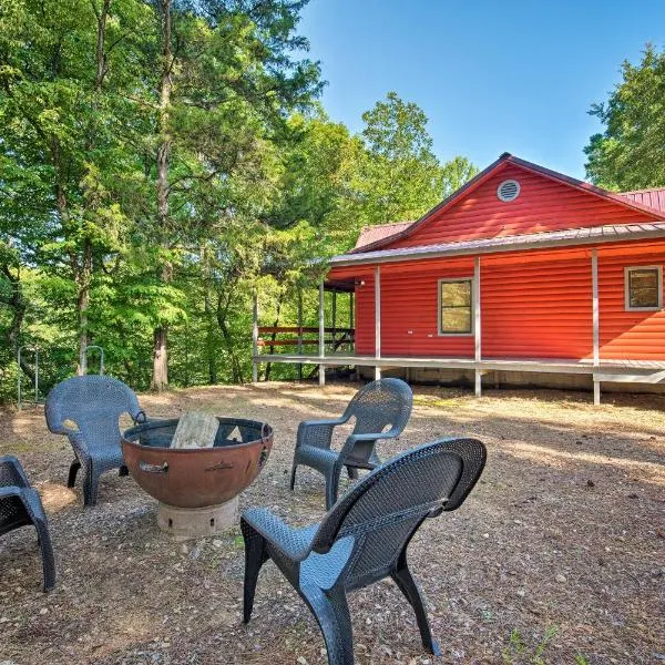 Broken Bow Cabin with Deck on Mountain Fork River!, hotell i De Queen