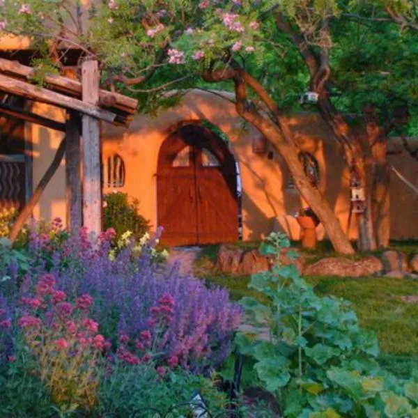 Old Taos Guesthouse B&B, hotel di Taos