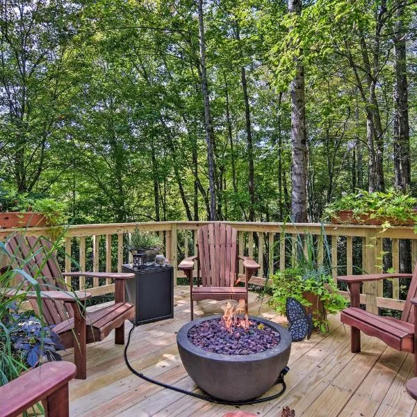 Cozy Hideaway with Grill, 17 Mi to Asheville, hotel in Black Mountain