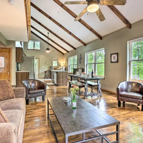 Hike and Zip-Line Red River Gorge Cabin with Hot Tub!, hotel v destinaci Rogers
