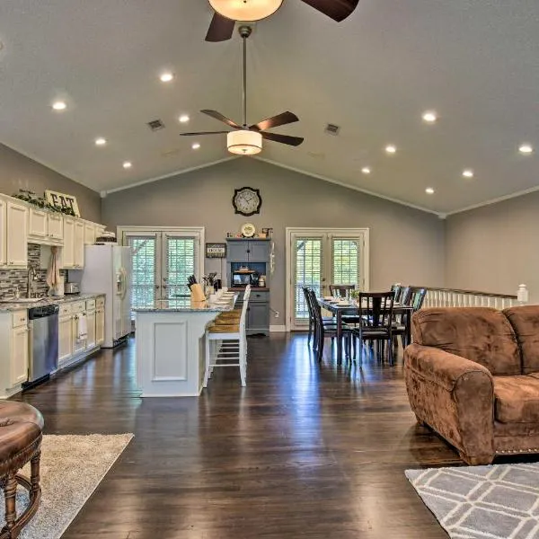 Lakefront Home with Private Dock in Hot Springs!, viešbutis mieste Hot Springsas