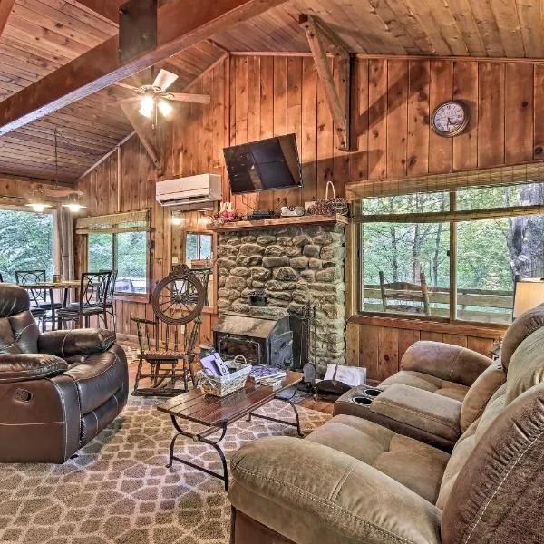Secluded Stanardsville Cabin with 10 Acres and Hot Tub, hotel di Stanardsville