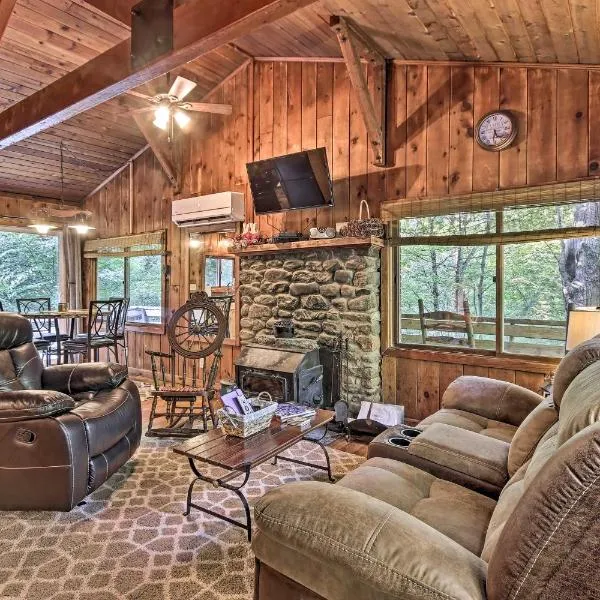 Secluded Stanardsville Cabin with 10 Acres and Hot Tub, hotel en Stanardsville