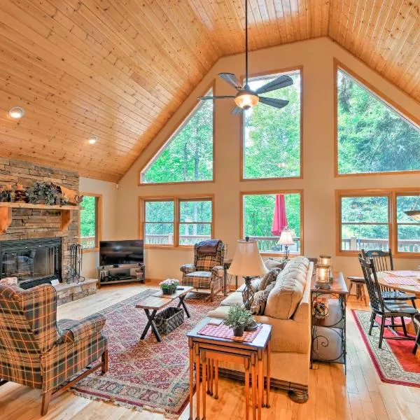 Andrews Cabin with Game Room and Covered Porch!, hotel v destinaci Andrews