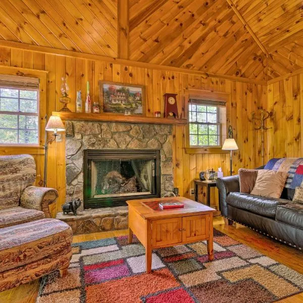 Secluded Cabin Between Boone and Blowing Rock!, hotel in Mountain City