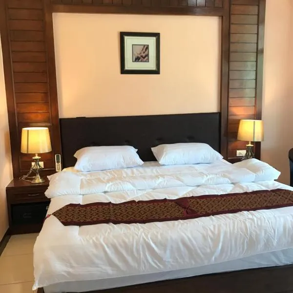 Sunny Beach View Guesthouse, hotel in Ban Karon