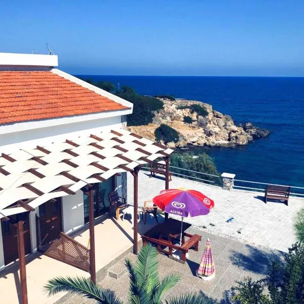 SEA & SKY Bungalows Escape Beach Guest Rooms、キレニアのホテル