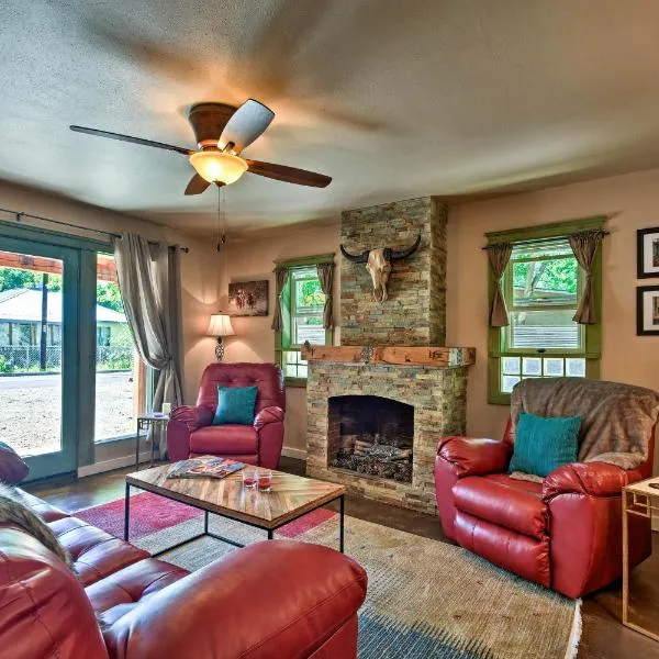 Cozy Home with Media Room Short Walk to Taos Plaza!, hotel v destinaci Taos