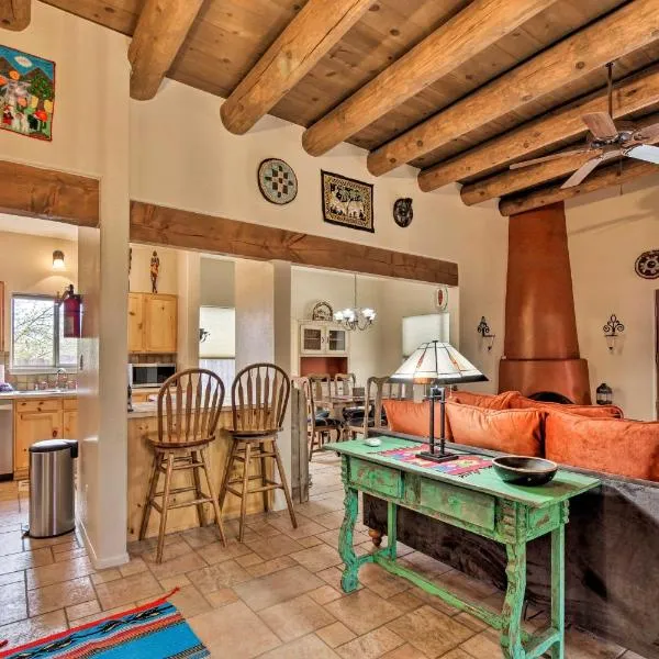 1 Mi to Santa Fe Plaza Quiet Home with Patio: Santa Fe şehrinde bir otel