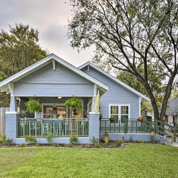 Bearadise Bungalow about 2 Mi to Magnolia Market!, hotel in Waco