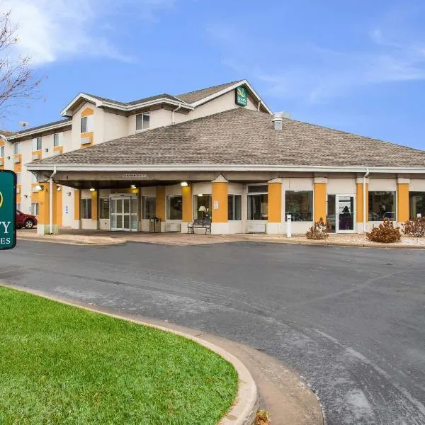 Quality Inn & Suites, hotel v destinaci Menomonie