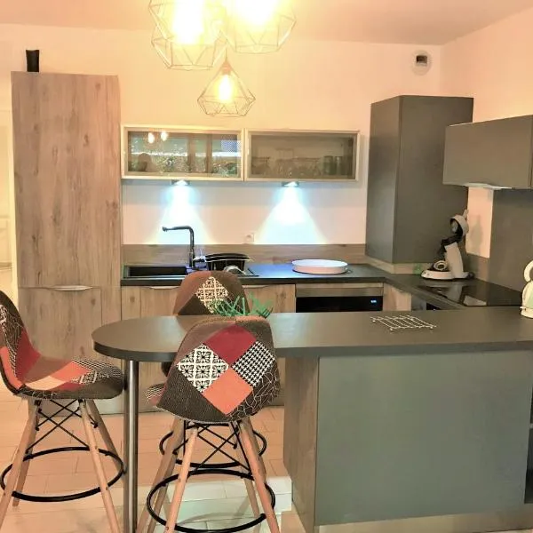 Centre Juan les Pins 1 bedroom with AC, swimming pool and parking, hotel in Juan-les-Pins