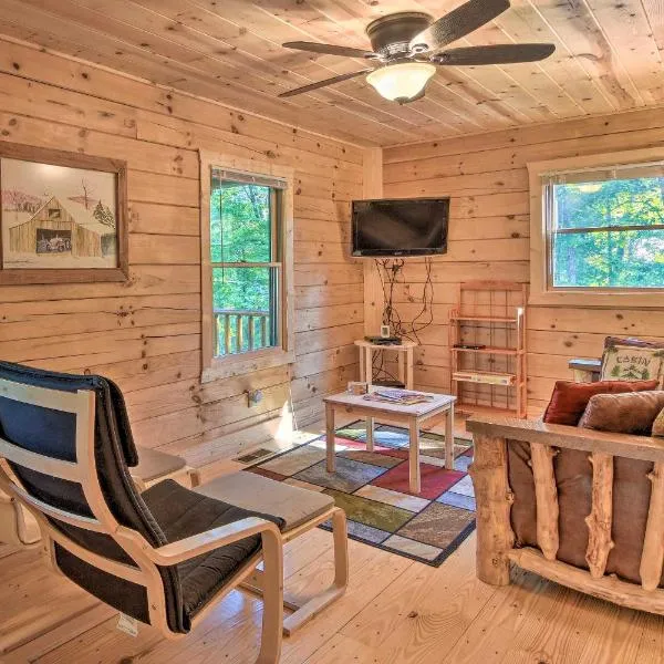 Secluded Cabin with Deck 13 Miles to Downtown Murphy, hotel in Turtletown