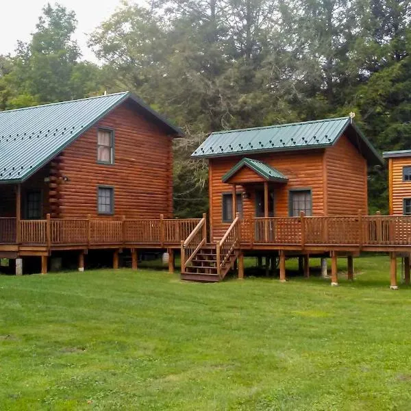 Scenic Log Cabin with Fire Pit & Stocked Creek!, hotel en Titusville
