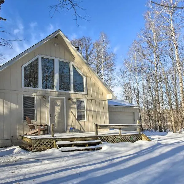 Lakes of the North Home on Snowmobile and ATV Trail!, hotel v destinaci Mancelona