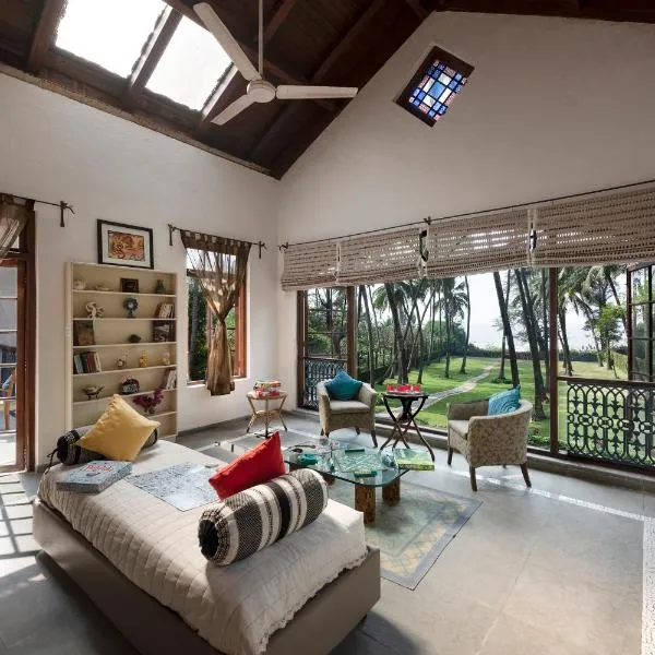 SaffronStays Thalassea, Alibaug - picturesque sea-facing villa with colonial decor, hotel v mestu Zīrad