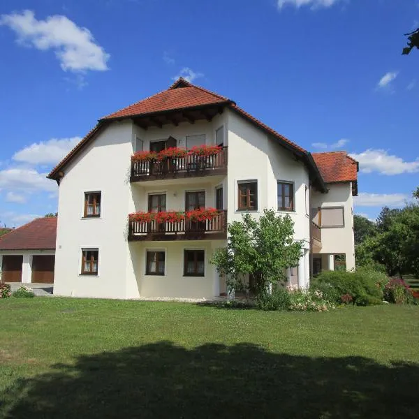 Pension Eva, hotel v destinaci Neuhaus am Inn