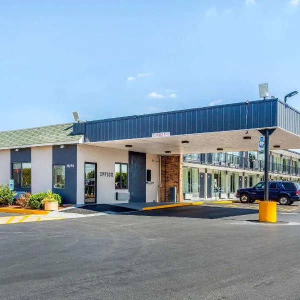 Econo Lodge: Shorewood şehrinde bir otel