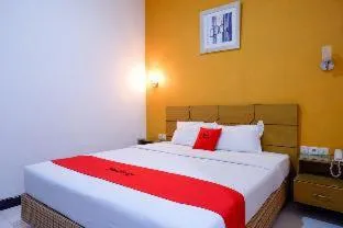 RedDoorz near Monumen Habibi Ainun، فندق في Parepare