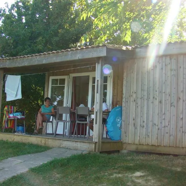CAMPING LES GRAVES, hotel v destinaci Saint-Pierre-Lafeuille