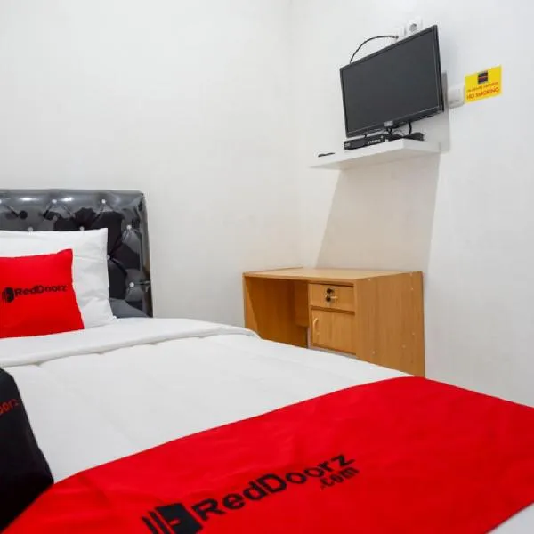 RedDoorz Hostel near Kota Lama Semarang, hotel in Semarang