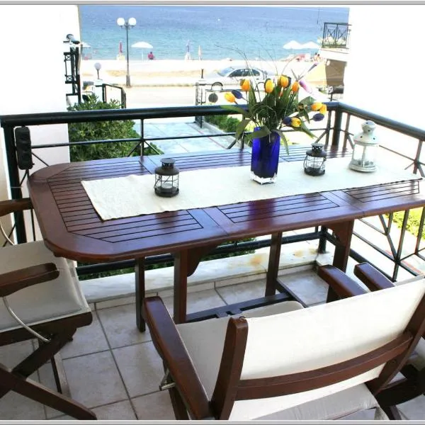 Just 20 meters from the beach, hotel em Torone